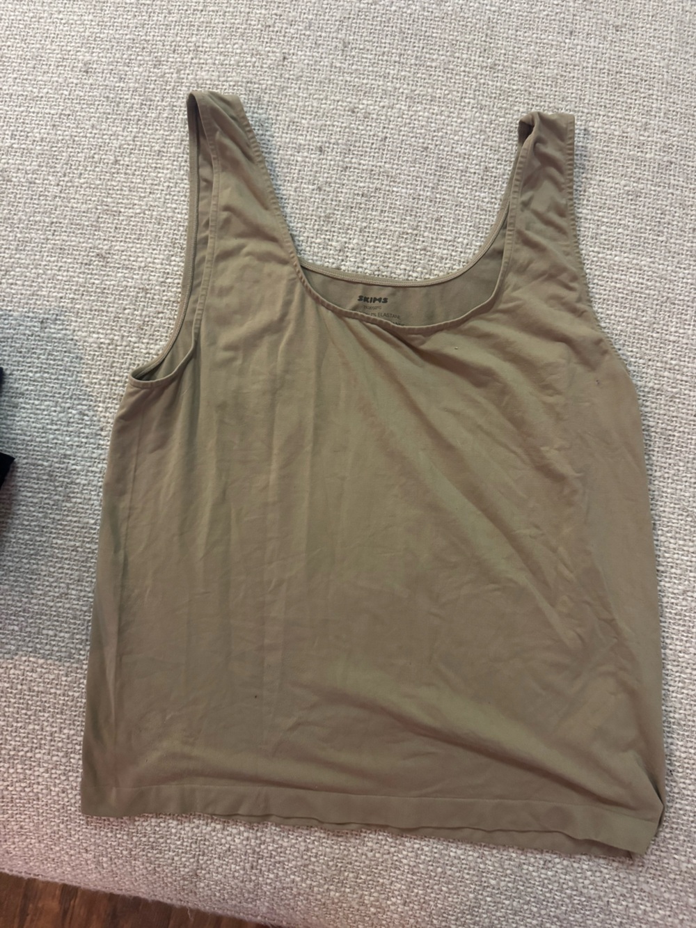 SKIMS Scoop Neck under shirt Tank - stretchy!